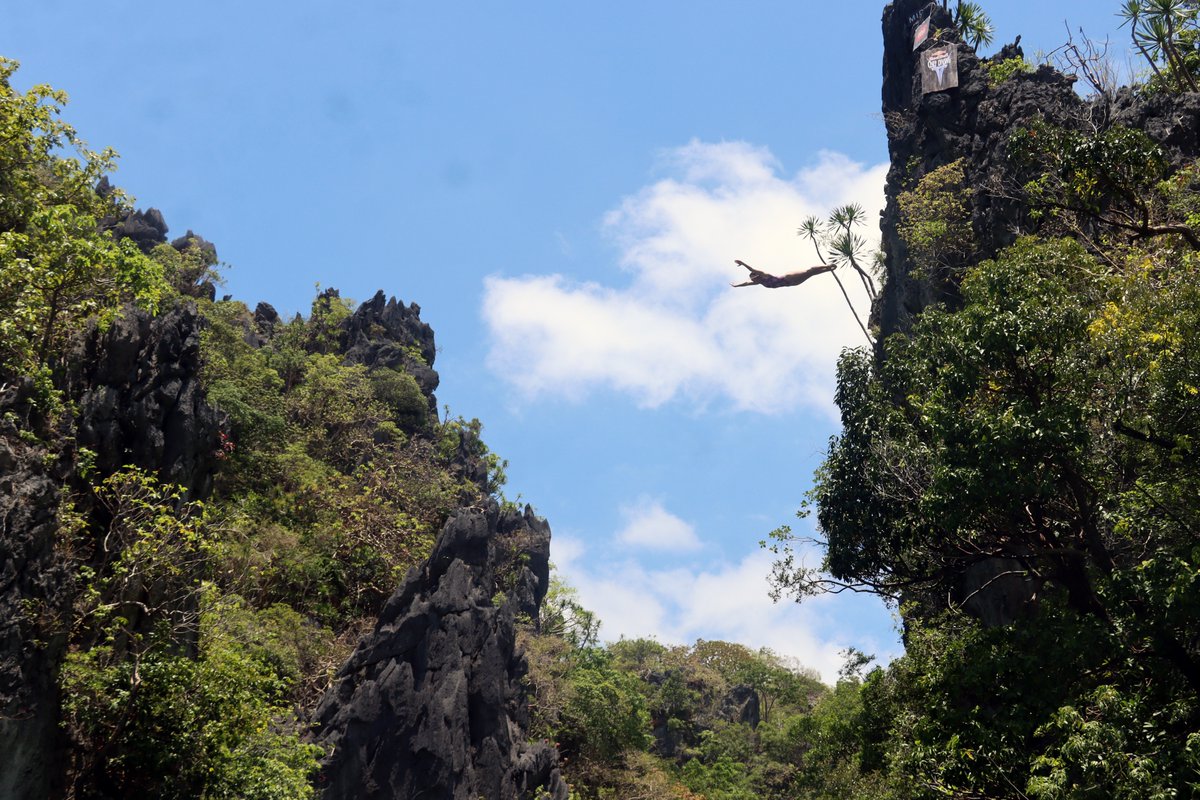 sonrdexe's tweet photo. The competition wraps up this Sunday at the Big Lagoon—situated on the east side of the same island—where the winner will be determined based on cumulative points. 📸@phildailyinq #redbullcliffdiving @inquirerdotnet https://t.co/pF9OS9JxoM