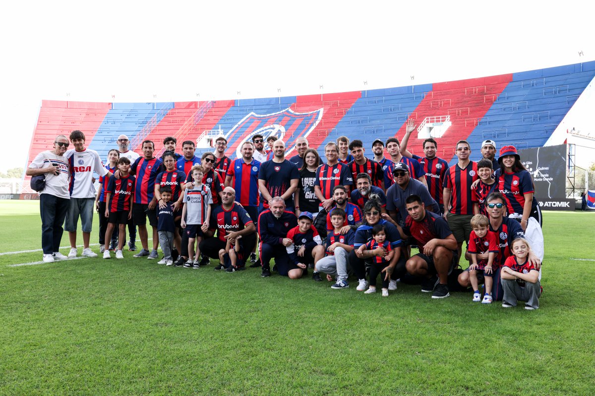 SanLorenzo's tweet photo. 📸😍 Socios y socias de #SanLorenzo viven la previa del partido ante Atlético Tucumán de la mejor manera: con una inolvidable recorrida por el Pedro Bidegain.

Visitaron la sala de prensa Osvaldo Soriano, el museo Jacobo Urso y se sacaron la foto más linda: en el campo de juego.

💻 Para participar en los sorteos, si tenés la cuota al día, anotate en https://t.co/Y5vsjfI5CE