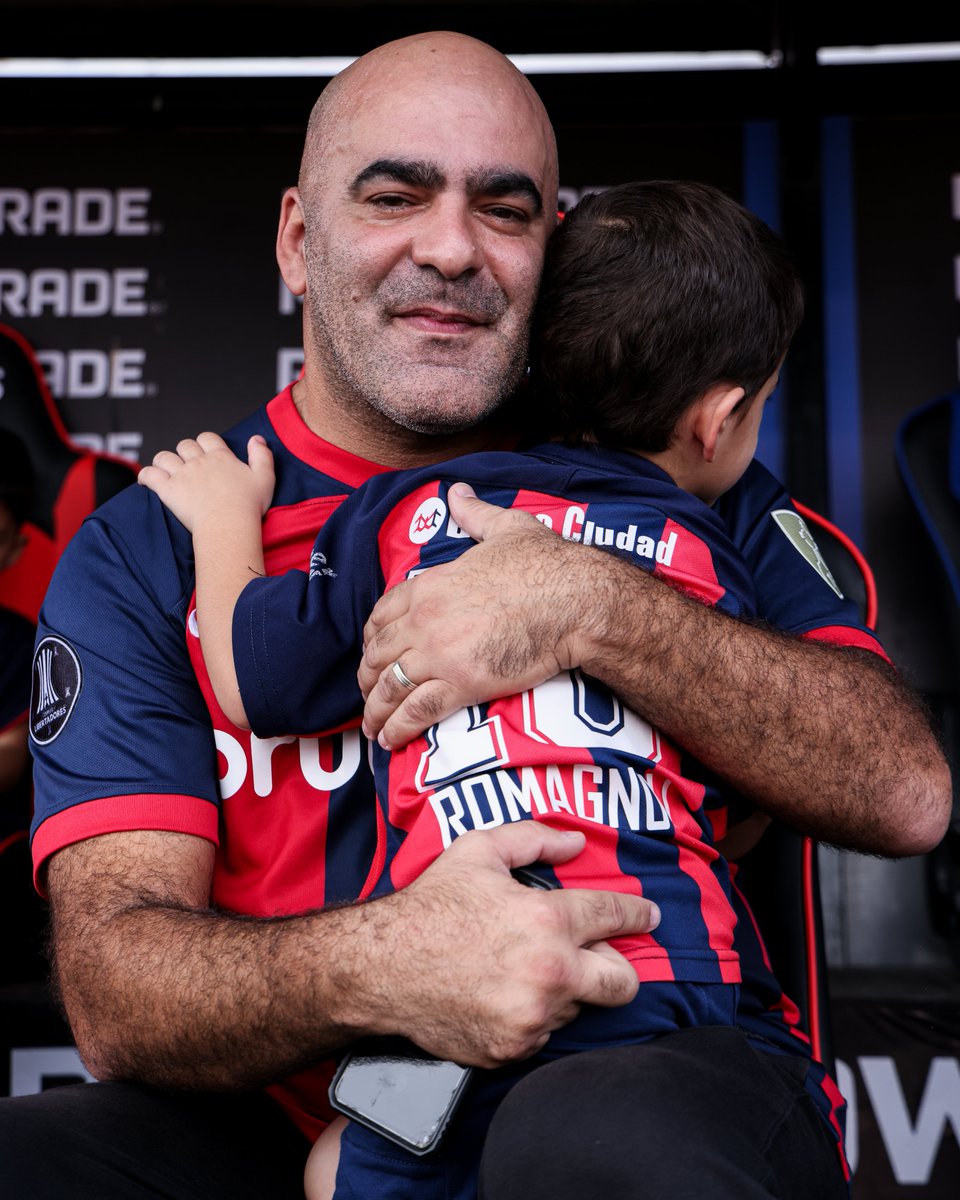 SanLorenzo's tweet photo. 📸😍 Socios y socias de #SanLorenzo viven la previa del partido ante Atlético Tucumán de la mejor manera: con una inolvidable recorrida por el Pedro Bidegain.

Visitaron la sala de prensa Osvaldo Soriano, el museo Jacobo Urso y se sacaron la foto más linda: en el campo de juego.

💻 Para participar en los sorteos, si tenés la cuota al día, anotate en https://t.co/Y5vsjfI5CE