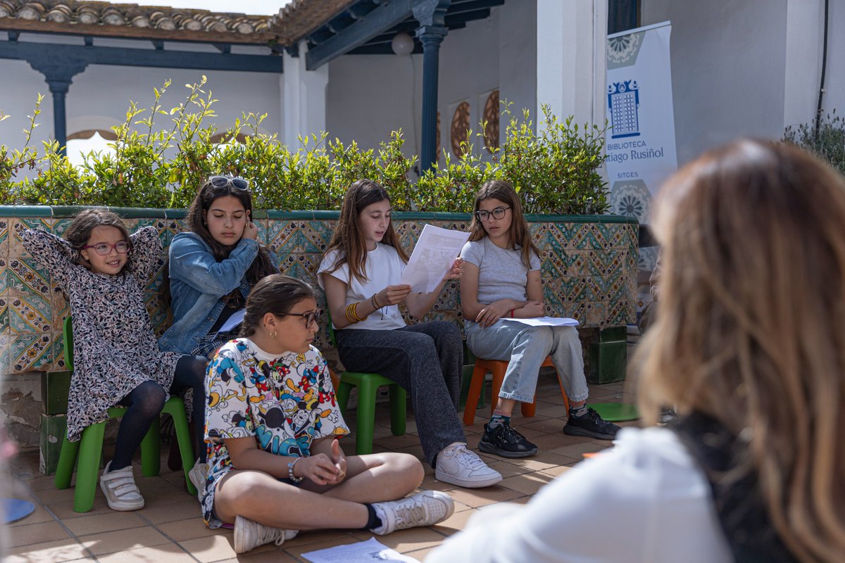 MuseusDeSitges's tweet photo. 🔘 Els textos de ‘Margarida’, de la narradora i il·lustradora Lola Anglada, s'han sentit avui a les terrasses de la Biblioteca Santiago Rusiñol.
▶️ Ha estat durant la marató infantil de lectura, que hem celebrat dins els actes previs de Sant Jordi. https://t.co/kh9EvCtrHB