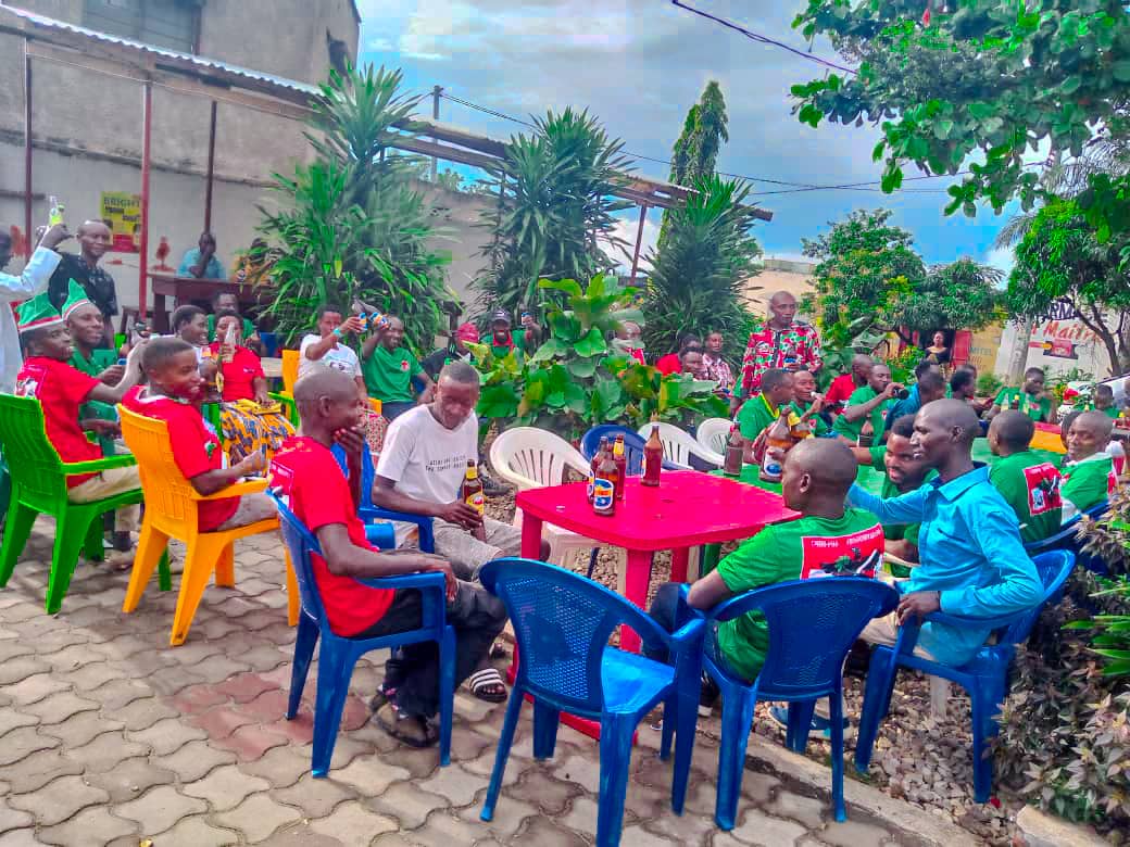 ErnestBara75262's tweet photo. #Burundi
#CNDD_FDD #MUKAZA #NYAKABIGA
Inyuma yo kwakira Abanywanyi bashasha muri Komine #Mukaza berenga 2000
Aho Zone NYAKABIGA yakiriye bashasha bagera ku 600,
Quartier #Rumuri yaciye yiracarika abo bakiriye muntumbero yo gusangirira hamwe agafanta @sinrenovat @R_Ndikuriyo https://t.co/WRrwDQZjVF