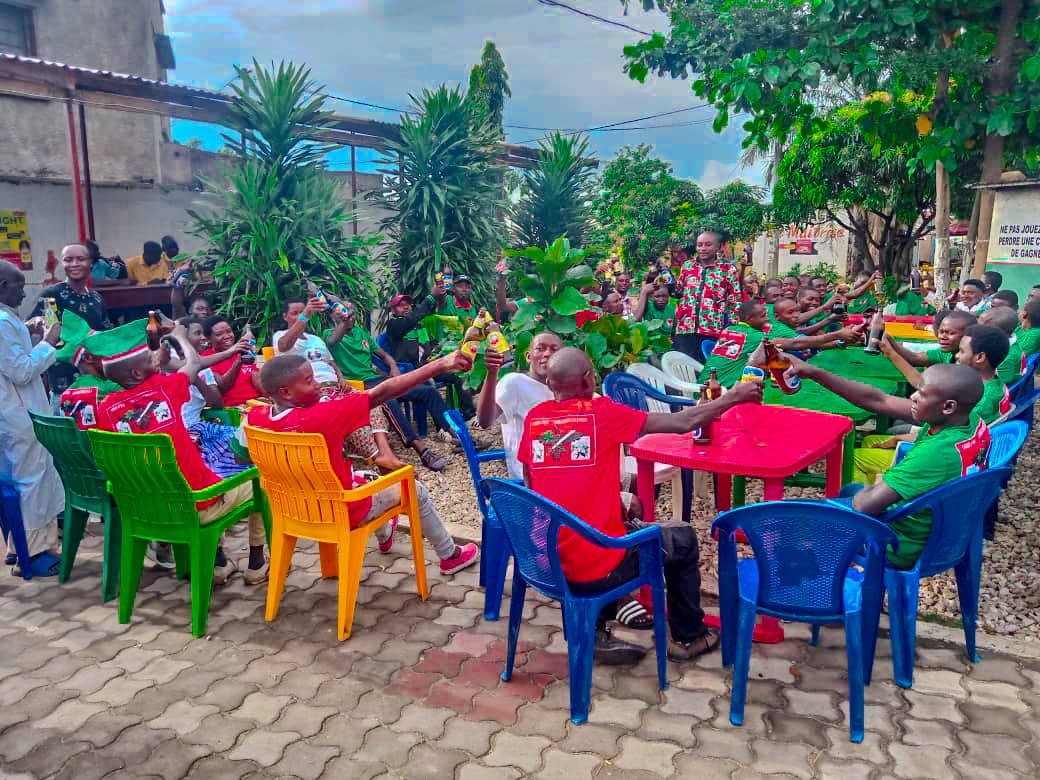 ErnestBara75262's tweet photo. #Burundi
#CNDD_FDD #MUKAZA #NYAKABIGA
Inyuma yo kwakira Abanywanyi bashasha muri Komine #Mukaza berenga 2000
Aho Zone NYAKABIGA yakiriye bashasha bagera ku 600,
Quartier #Rumuri yaciye yiracarika abo bakiriye muntumbero yo gusangirira hamwe agafanta @sinrenovat @R_Ndikuriyo https://t.co/WRrwDQZjVF