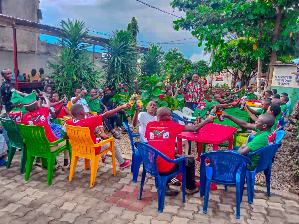 ErnestBara75262's tweet photo. #Burundi
#CNDD_FDD #MUKAZA #NYAKABIGA
Inyuma yo kwakira Abanywanyi bashasha muri Komine #Mukaza berenga 2000
Aho Zone NYAKABIGA yakiriye bashasha bagera ku 600,
Quartier #Rumuri yaciye yiracarika abo bakiriye muntumbero yo gusangirira hamwe agafanta @sinrenovat @R_Ndikuriyo https://t.co/WRrwDQZjVF