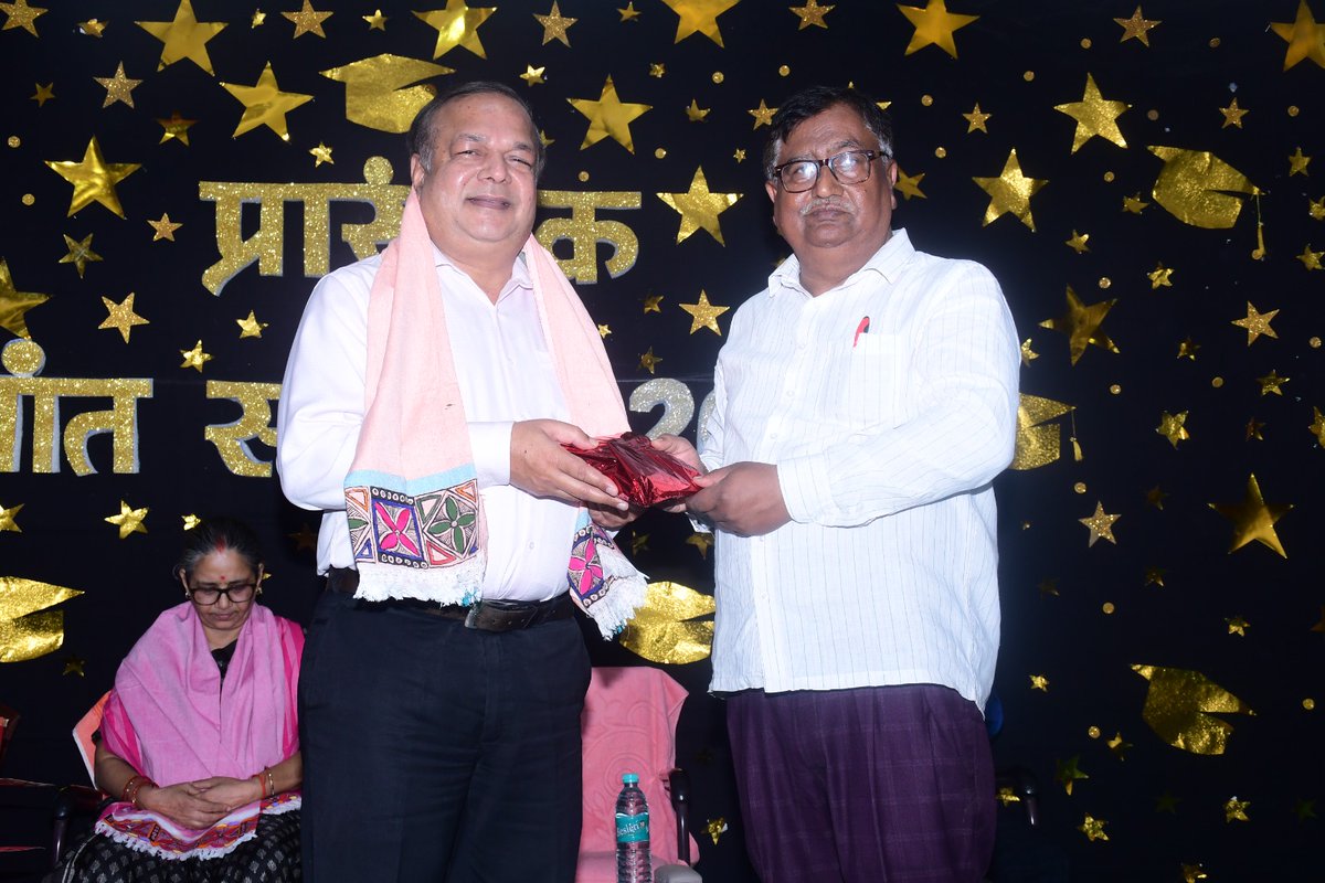 दीक्षांत समारोह में 90 बच्चों को प्रारंभिक शिक्षा पूर्ण करने का प्रमाण पत्र/उपाधि दिया गया। मुख्य दीक्षांत कर्ता डॉ रश्मि प्रभा, संयुक्त निदेशक, एससीईआरटी पटना, श्री संजय कुo गुप्ता, इकाई प्रमुख, HURL , आर के पाण्डेय , श्री रवि शंकर कुमार, BDO  बेगूसराय,