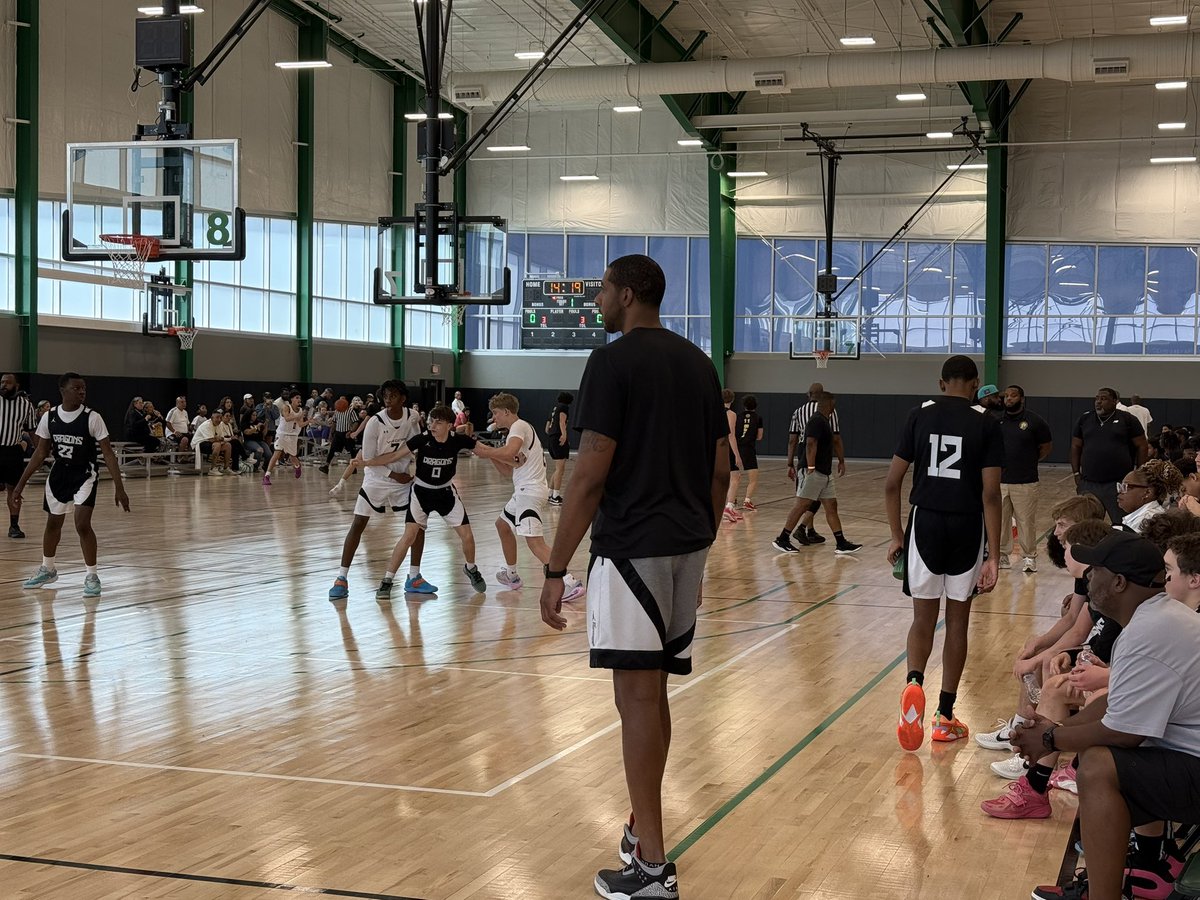 TheCircuit's tweet photo. Lamarcus Aldridge in the house coaching his 15U Southlake Dragons 🤺

#DuelinDFW @aldridge_12 https://t.co/BjKSW96ORN