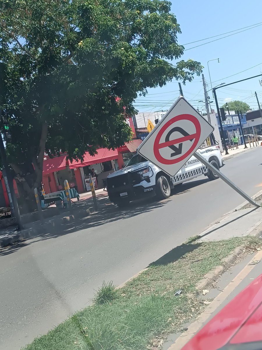 RuLoCorteS666's tweet photo. Que dicen estos elementos de la @GN_MEXICO_ en Mérida, que no les interesa la señalética 
@Claudiashein 
@jlpreciadob https://t.co/oRDzSH3vWY