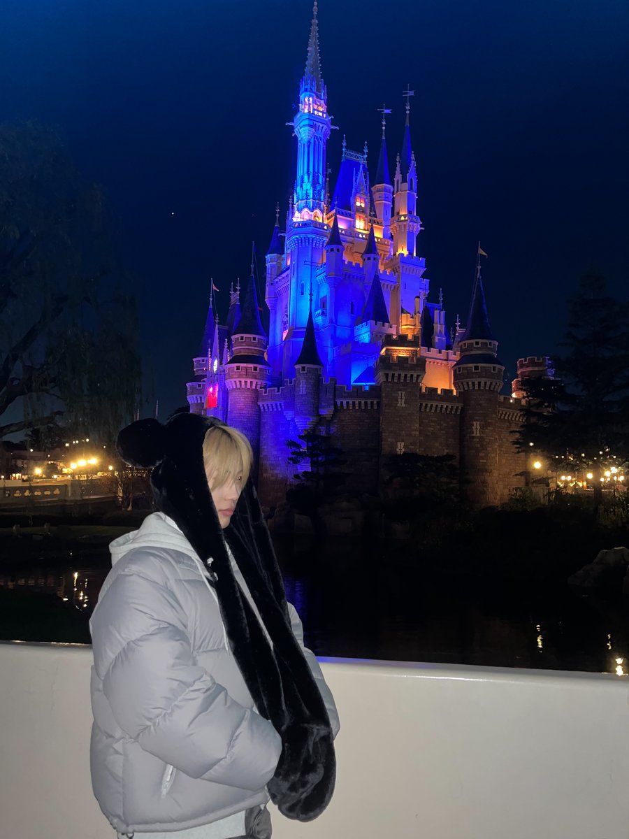 mazzel_official's tweet photo. 去年タクリュキランでランドに行ったんだーー！
真冬で寒すぎてお揃いのミッキーマフラーつけて温まったよ😂

#HAYATO #MAZZEL
#まぜジャック
#MAZZEL_KKG👑 #MAZZEL_RSF https://t.co/ALrko0vuLR