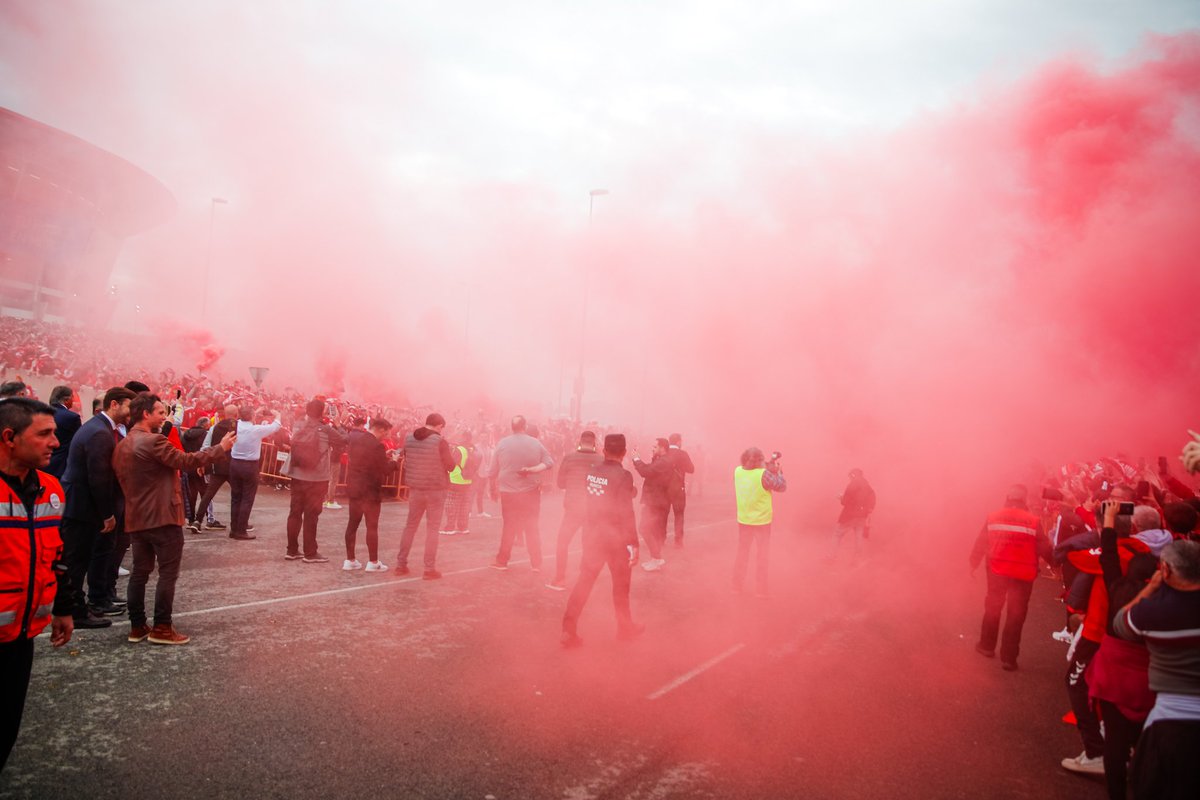 Recibimiento al autobús del Real Murcia por parte de su afición a la llegada a la Nueva Condomina para el partido frente al Ceuta.