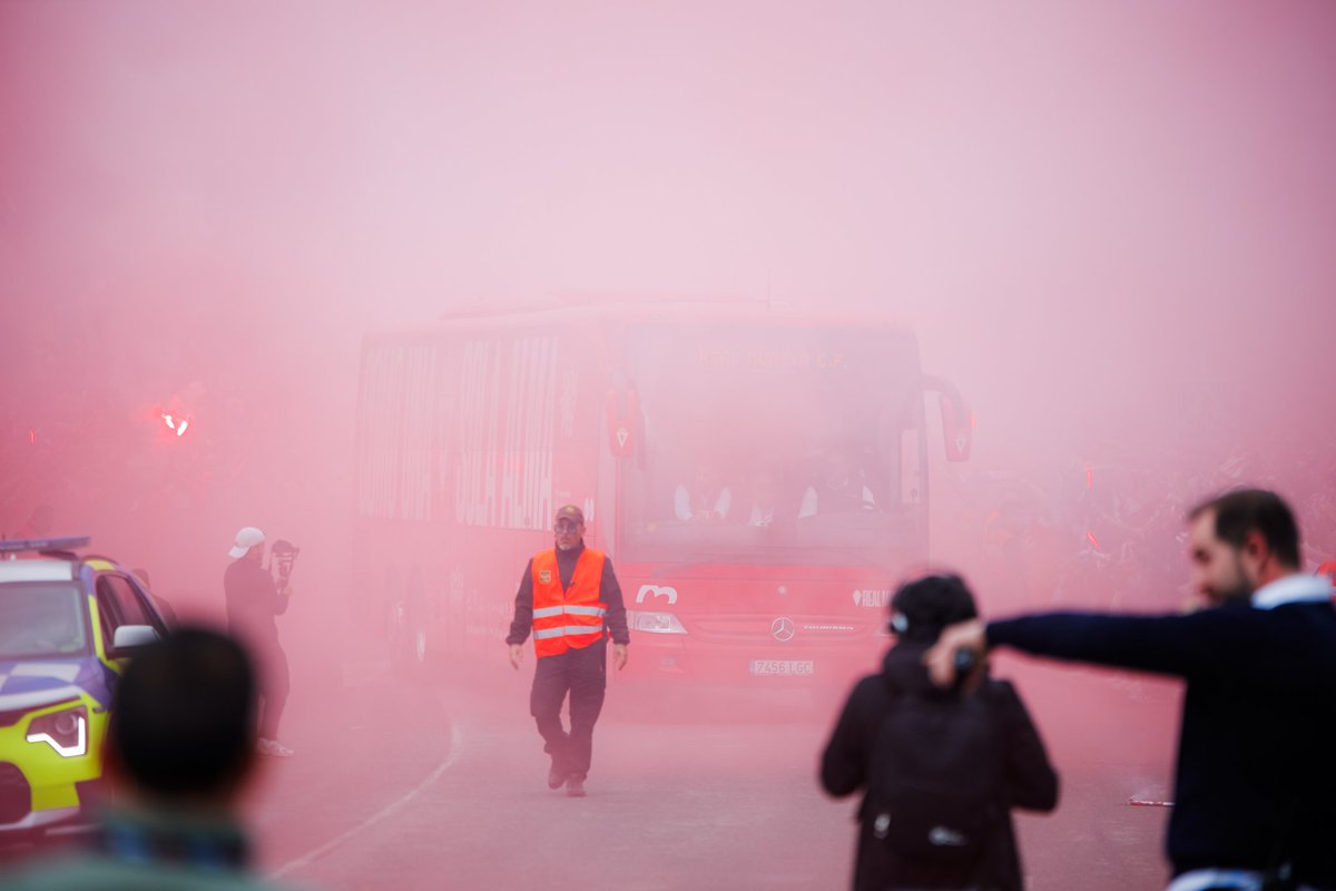 alejandrosnch_'s tweet photo. Recibimiento al autobús del Real Murcia por parte de su afición a la llegada a la Nueva Condomina para el partido frente al Ceuta. https://t.co/SlmVlfFMJP