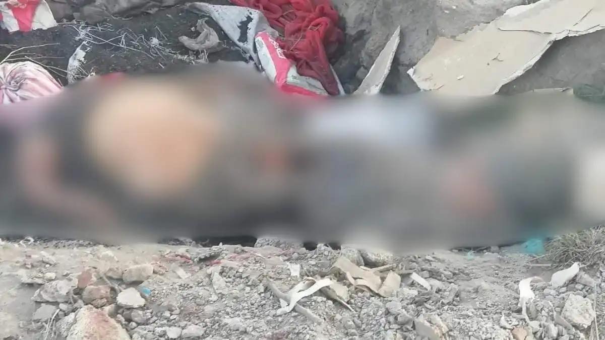 #Alerta Localizan cuerpos decapitados de dos hombres de entre 35 y 40 años en medio de una pila de escombro junto a la autopista #Puebla-Córdoba a la altura de #Acajete.