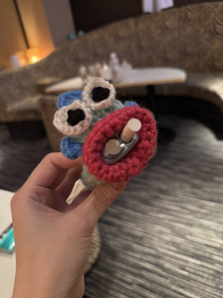 ハンギョドン（風）IQOSケース
編み物上達しまくってて楽しすぎる

#かぎ編み　#ハンドメイド　#編み物　#毛糸　#ハンギョドン　#IQOSケース