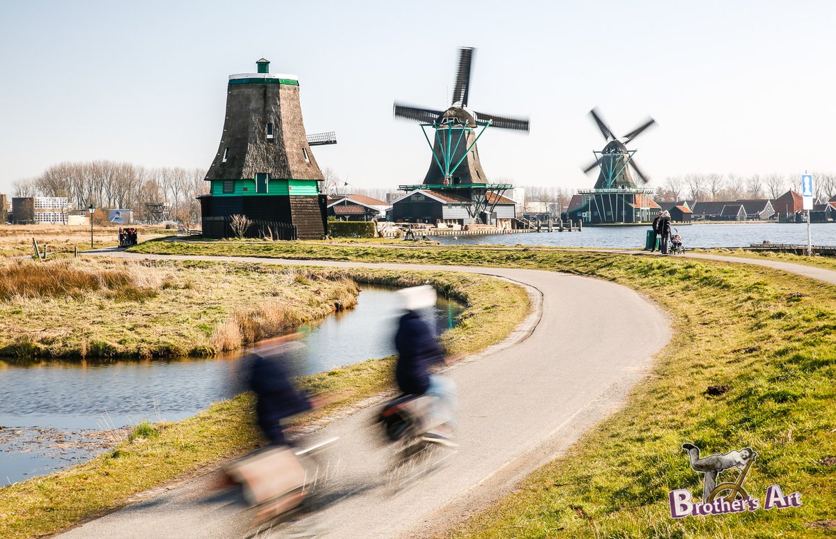 BrothersArt2's tweet photo. Un attimo di vita olandese tra mulini storici e biciclette in corsa 🚴‍♂️
Scattato a Zaanse Schans, Amsterdam.
Fotografia = fermare il tempo, anche solo per un secondo.

#zaanseschans #amsterdamlife #photographylover #stockphotography https://t.co/WLpEhtS6qF