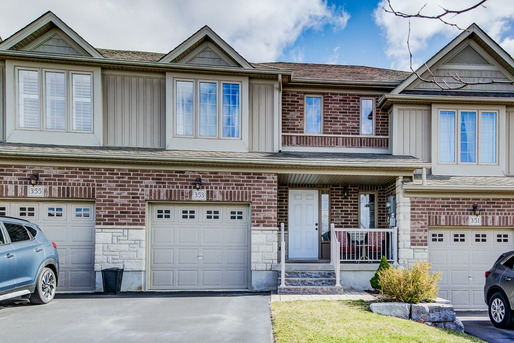 jimokane's tweet photo. Check out this FREEHOLD Townhouse. 3 beds, 1 1/2 Baths, Walkout to Deck and Fully Fenced Yard, 2nd floor Laundry in a peaceful, small-town setting minutes to 401.
https://t.co/UTBUUp9a6K https://t.co/pezkR7aIUh