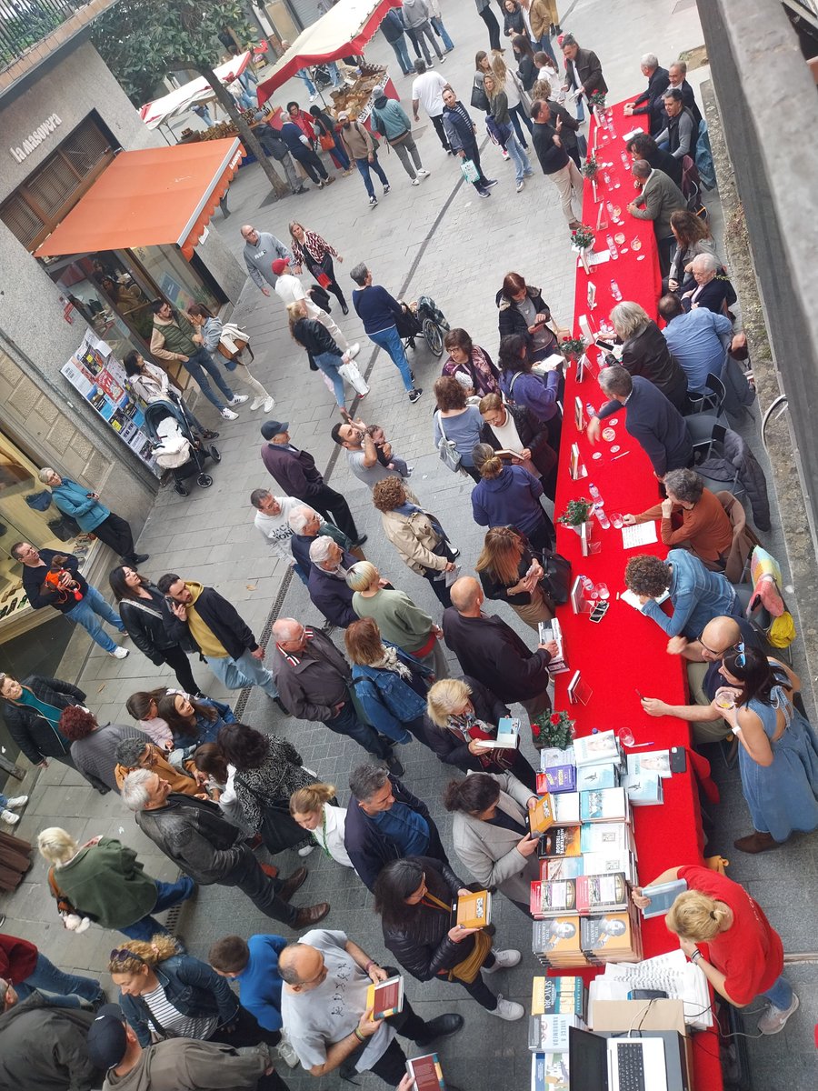 Hem començat la ruta de signatures prèvies de Sant Jordi.

Primera parada: <a href="/lgralla/">Llibreria La Gralla</a> de Granollers!

<a href="/Toni_Cruanyes/">Toni Cruanyes</a> 
<a href="/nina_academia/">NINA</a> 
<a href="/massanagranaire/">Manel Vidal Boix</a>
<a href="/andreuclaret/">andreu</a> 
#barbal
<a href="/martigironell/">Martí Gironell</a> 
<a href="/NuriaPradas/">Núria Pradas</a>
#deriquer
#francescmiralles
#vallbona
<a href="/DavidBueno33/">David Bueno i Torrens</a>  
<a href="/SFreijomil/">Sandra Freijomil</a>