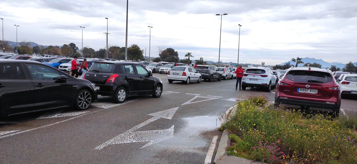 ChusoMu's tweet photo. @MurciaPolicia @realmurciacfsad @ADCeuta_FC Es costumbre que Policía Local de Murcia no regule el estacionamiento en el parking del Enrique Roca. Se permite el bloqueo de la entrada y salida del parking sin ningún pudor partido tras partido. Suma y sigue. https://t.co/YB1CDwGuZx