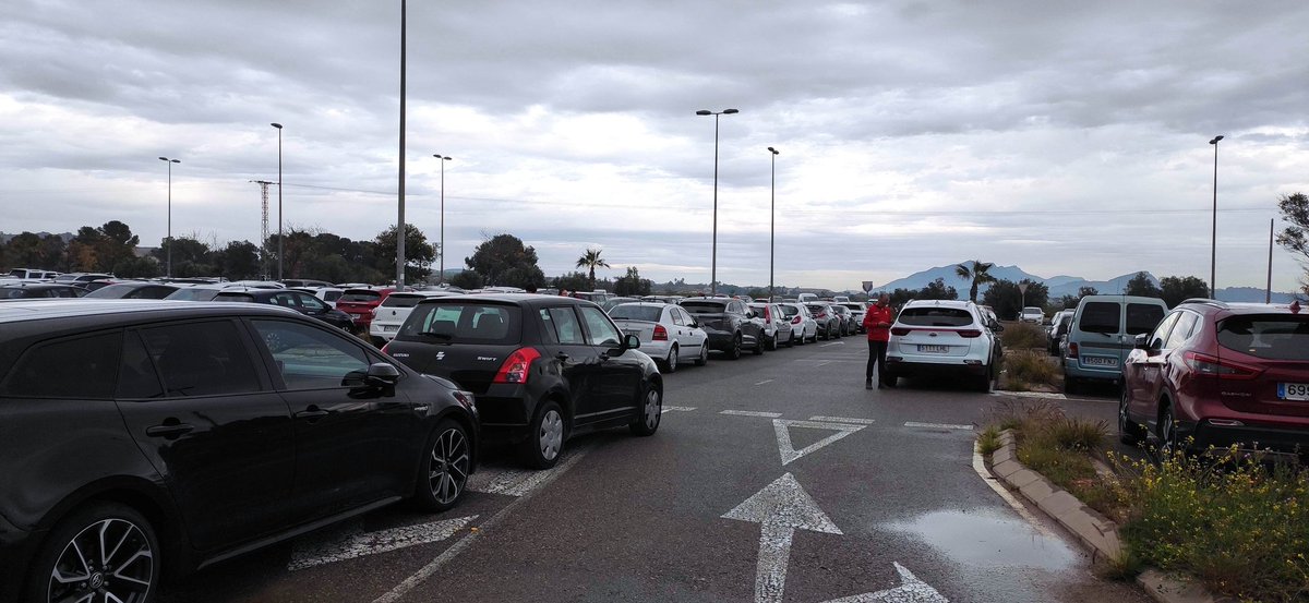 ChusoMu's tweet photo. @MurciaPolicia @realmurciacfsad @ADCeuta_FC Es costumbre que Policía Local de Murcia no regule el estacionamiento en el parking del Enrique Roca. Se permite el bloqueo de la entrada y salida del parking sin ningún pudor partido tras partido. Suma y sigue. https://t.co/YB1CDwGuZx