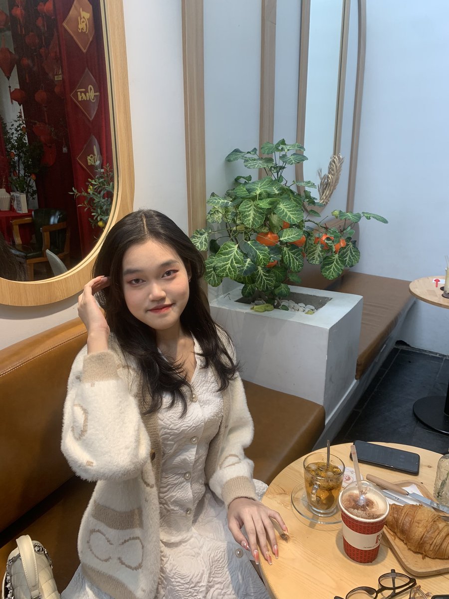 daylanh2's tweet photo. 22. Xin lỗi, có thể làm phiền em cười một cái không, cafe của anh đã quên thêm đường mất rồi. https://t.co/3nXCtP7FfA