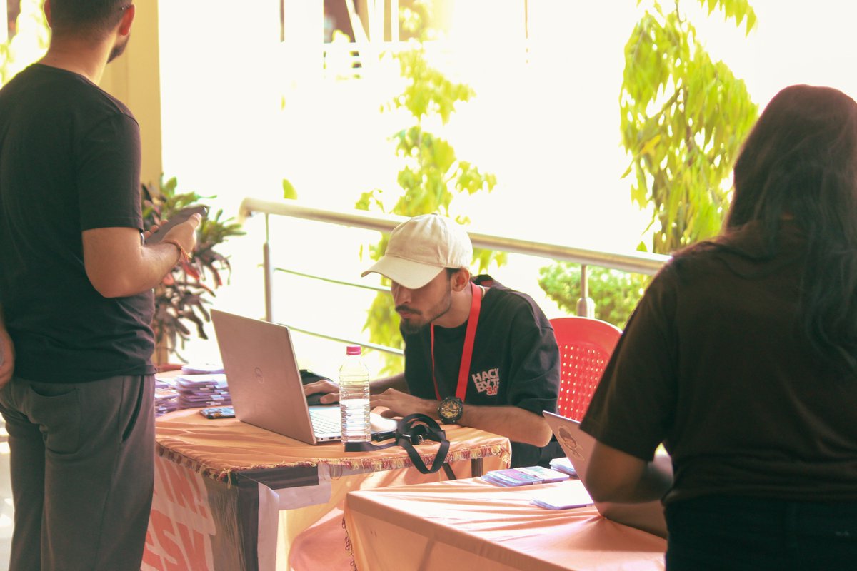 HackbyteTPC's tweet image. Sneakpeek into #hackbyte, right around the check-in time
Jusssssst checking and re-checking everything 🤞
@akshay01571747 @KumarAdity61683 @SamakshAgg1112 @agrxmm
#ThrowbackThursday