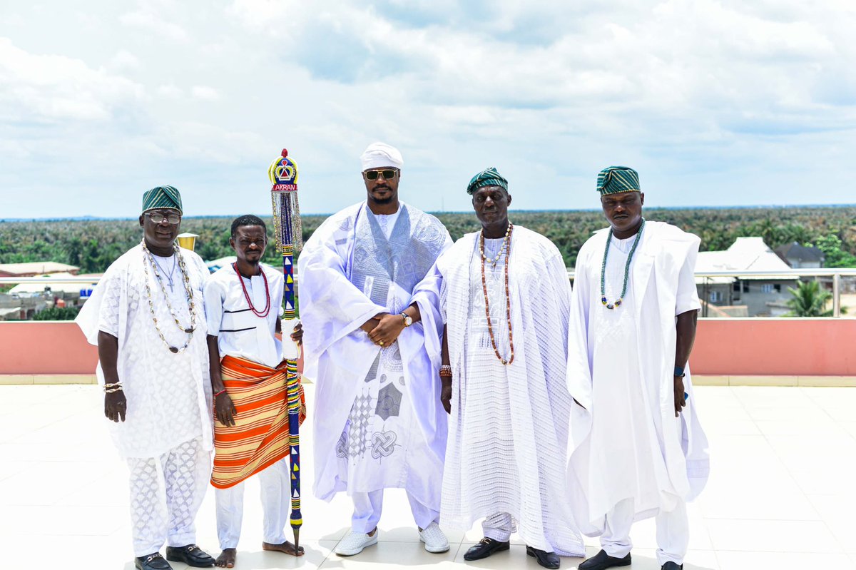 afrisagacity's tweet image. Today, Lagos distinguished royalties induct Ghadebo Rhodes-Vivour (GRV) into their special “Omoluabi” royal elite circle and crown with the  chieftaincy title: “Obalefun of Ijo Olorisa Parapo.”

I’m honoured to tell the visual story. Walk with me…!

A Thread!

#GbadeboObalefun