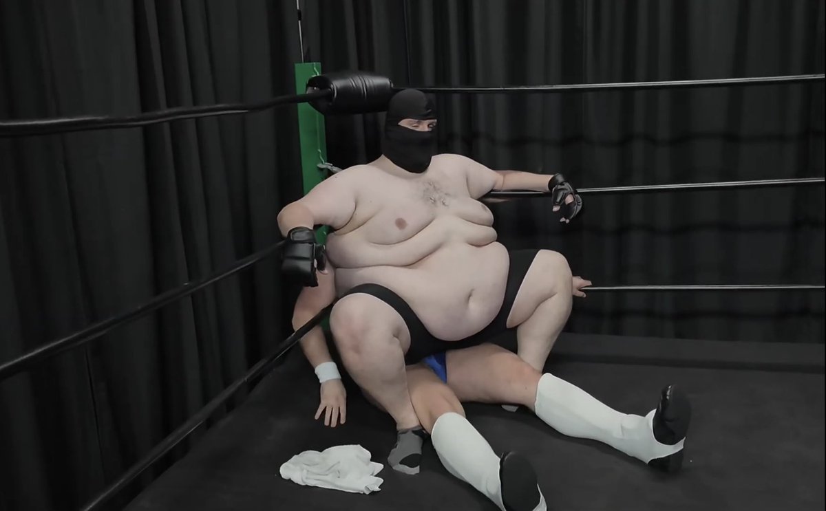 giantcrusher18's tweet photo. Who is under there? 👀 

#chub #muscle #wrestling #squash #crush #sizedifference #abs #bigvslittle #squashjob #flex https://t.co/mEm9nmfEEe