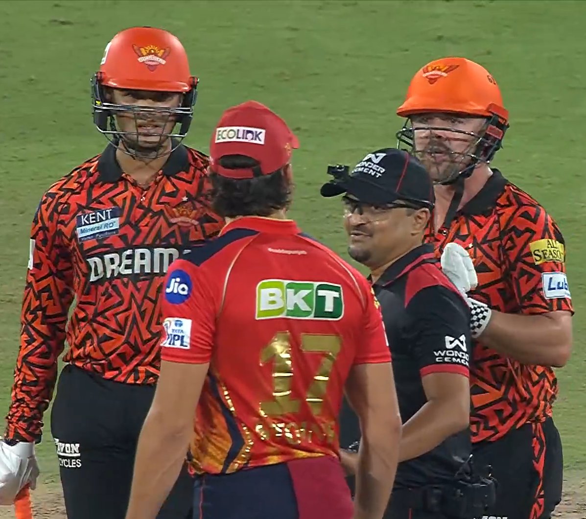 FarziCricketer's tweet photo. Maxwell and Stoinis messing with Head. 😂😂 https://t.co/wgJUkyudbc