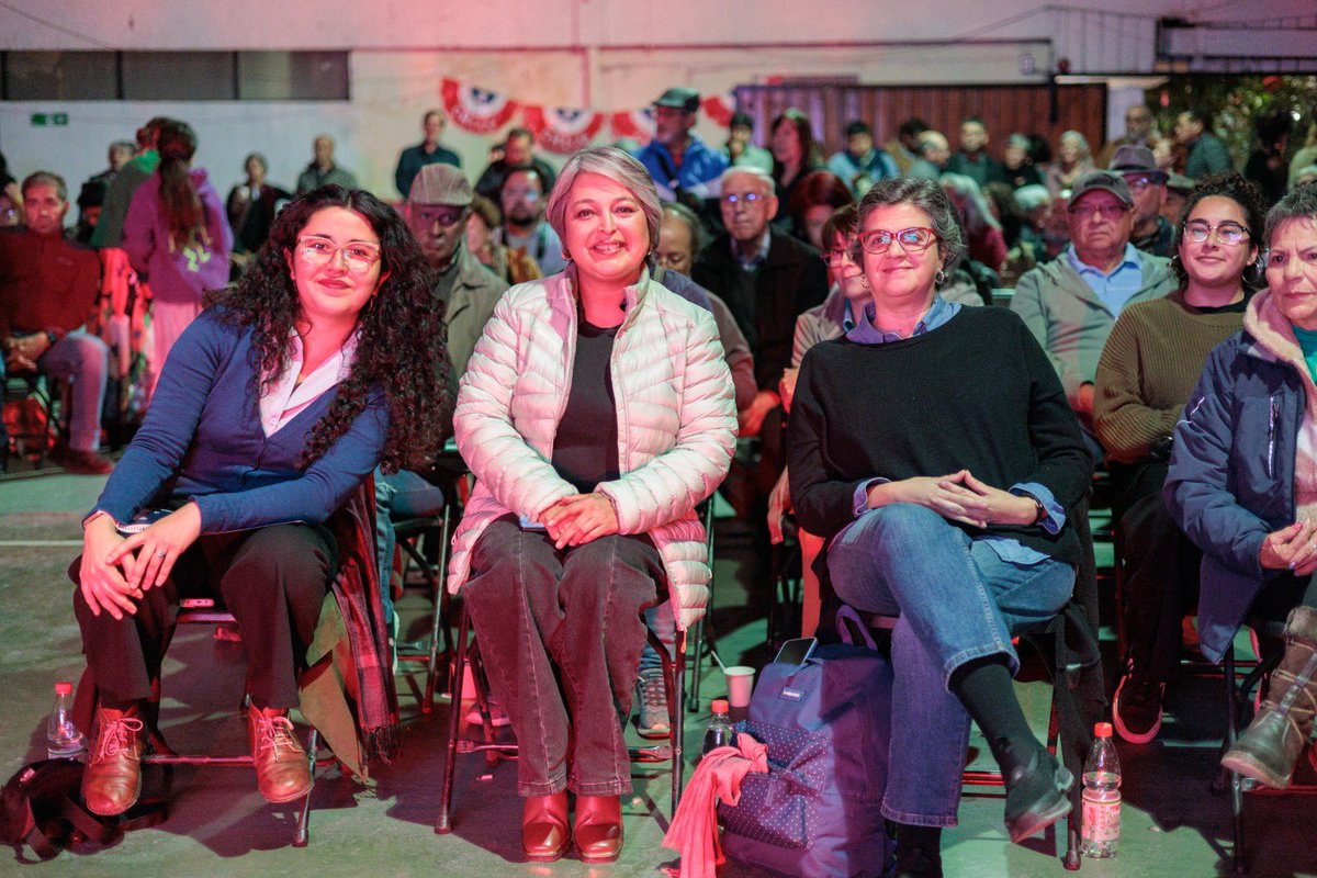 PCdeChile's tweet photo. Puente Alto se llenó de fuerza y convicción: + de 200 dirigentes/as se reúnen con Jeannette Jara para proyectar un Chile de dignidad y justicia social en una jornada de alegría, compromiso junto a la senadora Claudia Pascual, Diputada Daniela Serrano y concejala Denisse Carvalho. https://t.co/SP8TJ1KglO