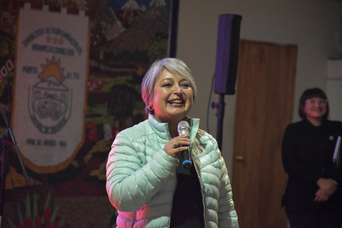 PCdeChile's tweet photo. Puente Alto se llenó de fuerza y convicción: + de 200 dirigentes/as se reúnen con Jeannette Jara para proyectar un Chile de dignidad y justicia social en una jornada de alegría, compromiso junto a la senadora Claudia Pascual, Diputada Daniela Serrano y concejala Denisse Carvalho. https://t.co/SP8TJ1KglO