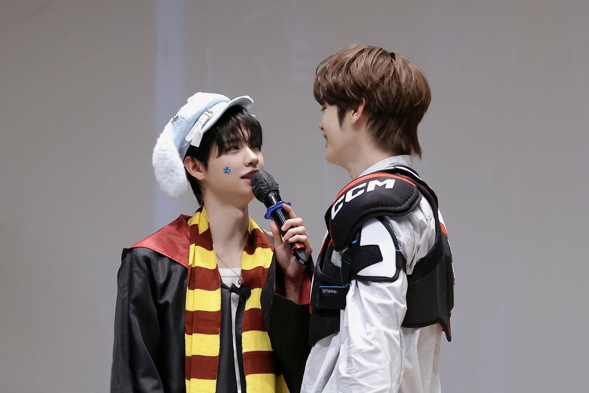 250411 올리브영 팬싸

안전거리가 필요해 보임

#마징시앙 #김성민 #웹툰즈
#클로즈유어아이즈 #CLOSEYOUREYES