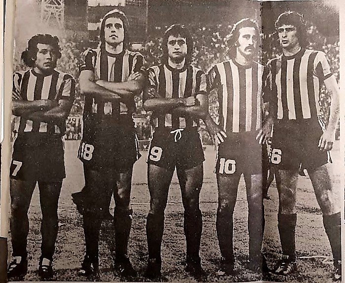 Tercer HILO con los MEJORES DELANTEROS de ROSARIO CENTRAL según el PROMEDIO DE GOL de cada uno.
Esta vez toca ver 1963 a 1994. Arrancamos con el puesto 10 y terminamos con el mejor.
Aclaración: tuve en cuenta a aquellos atacantes que jugaron como mínimo 20 partidos oficiales. ➡️