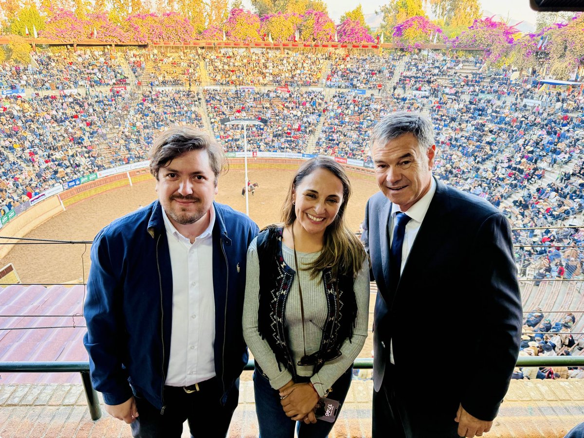VictorBlanco_c's tweet photo. Viviendo una nueva fiesta de nuestra tradiciones y del campo chileno @championdechile junto a la diputada @_carlamoralesm y el presidente del senado @mjossandon 🇨🇱 https://t.co/7qaKpmMqcT