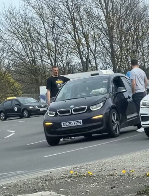 AntonioMango4's tweet image. Dan Burn casually helping push a broken down car off a roundabout today.
What a lad 😅