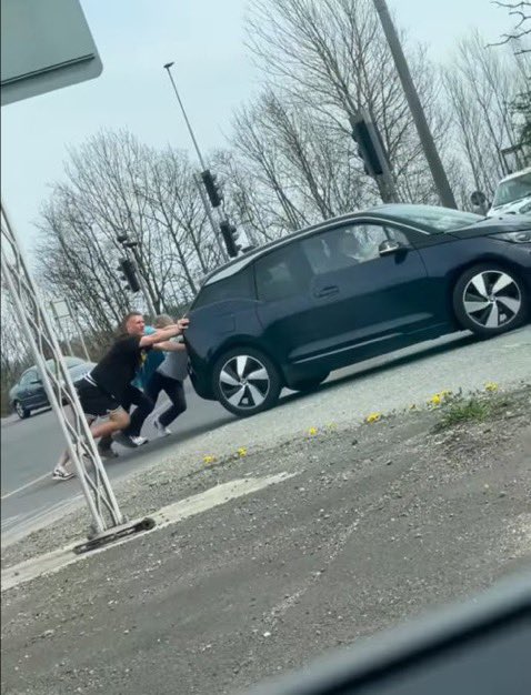 AntonioMango4's tweet image. Dan Burn casually helping push a broken down car off a roundabout today.
What a lad 😅