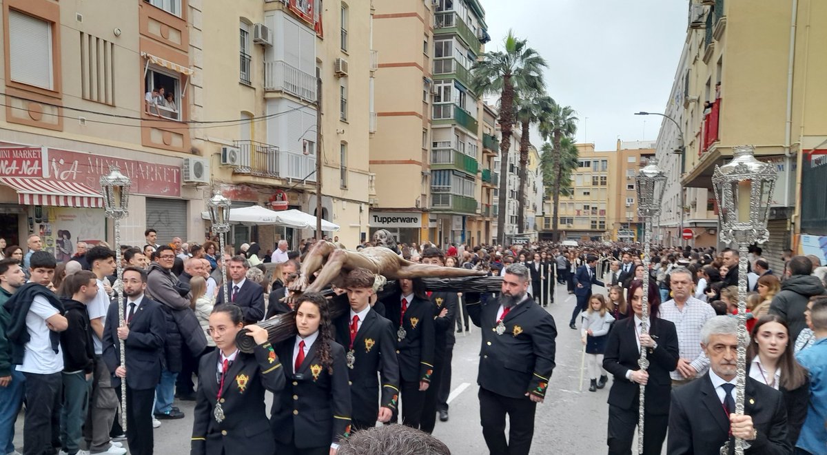 LaPasiondeMLG's tweet photo. Miembros de la @BMZamarrilla portan al Cristo de los Milagros en el traslado de @Zamarrilla por el barrio de La Trinidad #CofradíasMLG https://t.co/bwDCQRgmrF