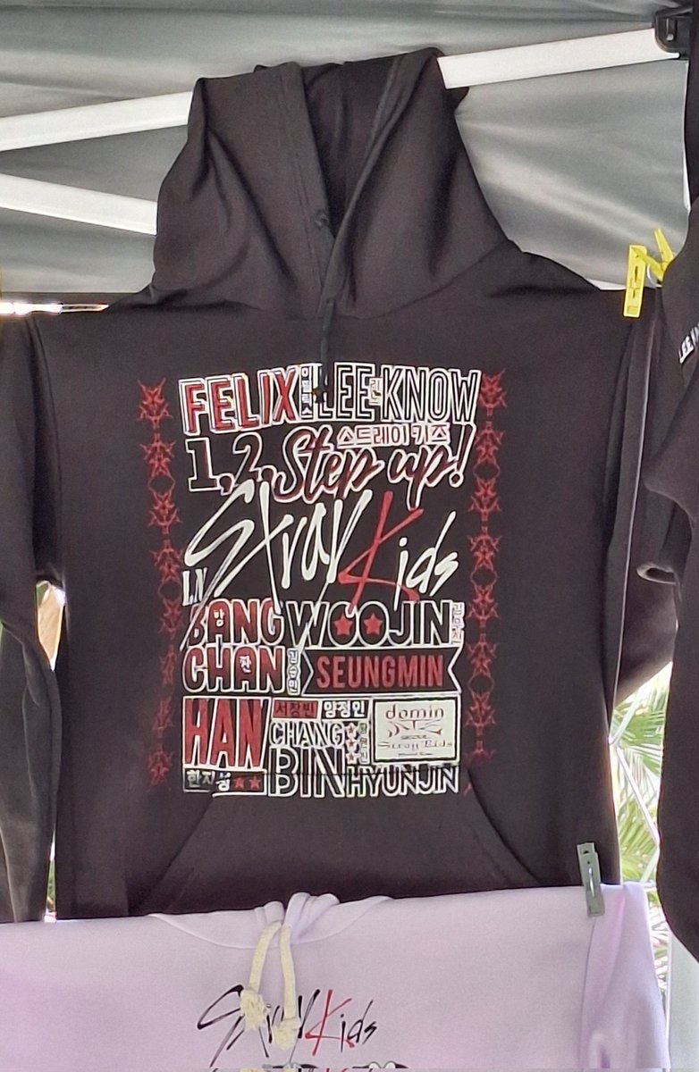 F0RCB97's tweet photo. Yo buscando merch fanmade por que esta bonita

La merch fanmade: https://t.co/LmHKSzJTcP