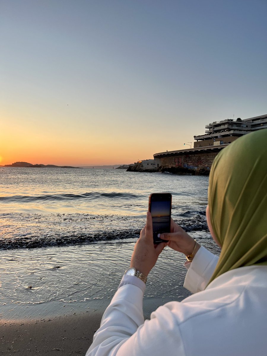 boragnos's tweet image. the photographer                           the picture