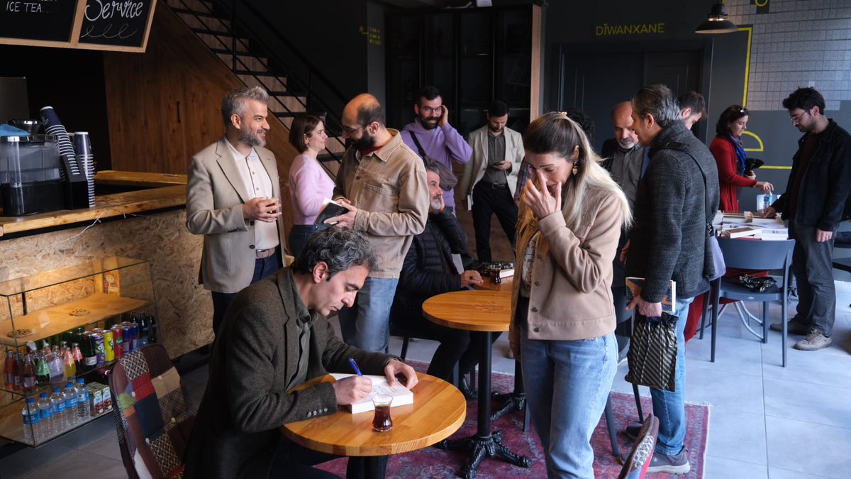 pallwesan's tweet photo. Çend dîmen ji gotûbêja nivîskarê me Ciwanmerd Kulek ku îro bi moderatoriya Rûbar Elî li Batmanê, li Dîwan Academyê bi rê ve çû. https://t.co/CYZQFMHQyd