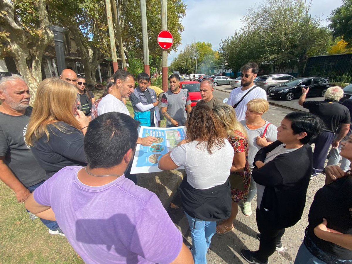 aJulianAlvarez's tweet photo. Nos reunimos con las vecinas y los vecinos de la Union Vecinal Barrio Las Colonias de Remedios de Escalada.

Conversamos con ellos, escuchamos sus necesidades y les contamos las mejoras que estamos llevando adelante en la zona, especialmente con el nuevo Paseo Lineal Ferré y la puesta en marcha del Parque Central Las Colonias.