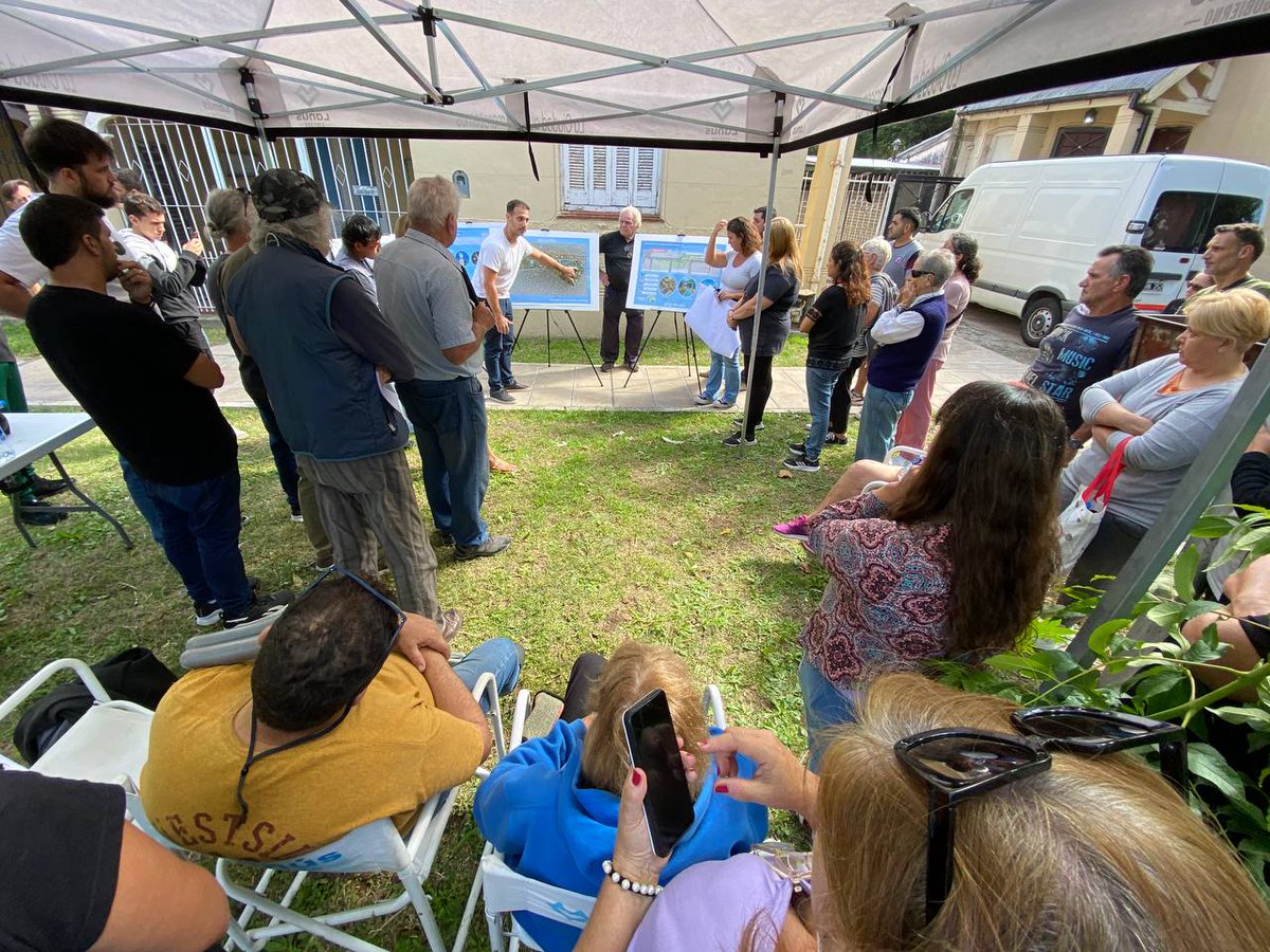 aJulianAlvarez's tweet photo. Nos reunimos con las vecinas y los vecinos de la Union Vecinal Barrio Las Colonias de Remedios de Escalada.

Conversamos con ellos, escuchamos sus necesidades y les contamos las mejoras que estamos llevando adelante en la zona, especialmente con el nuevo Paseo Lineal Ferré y la puesta en marcha del Parque Central Las Colonias.