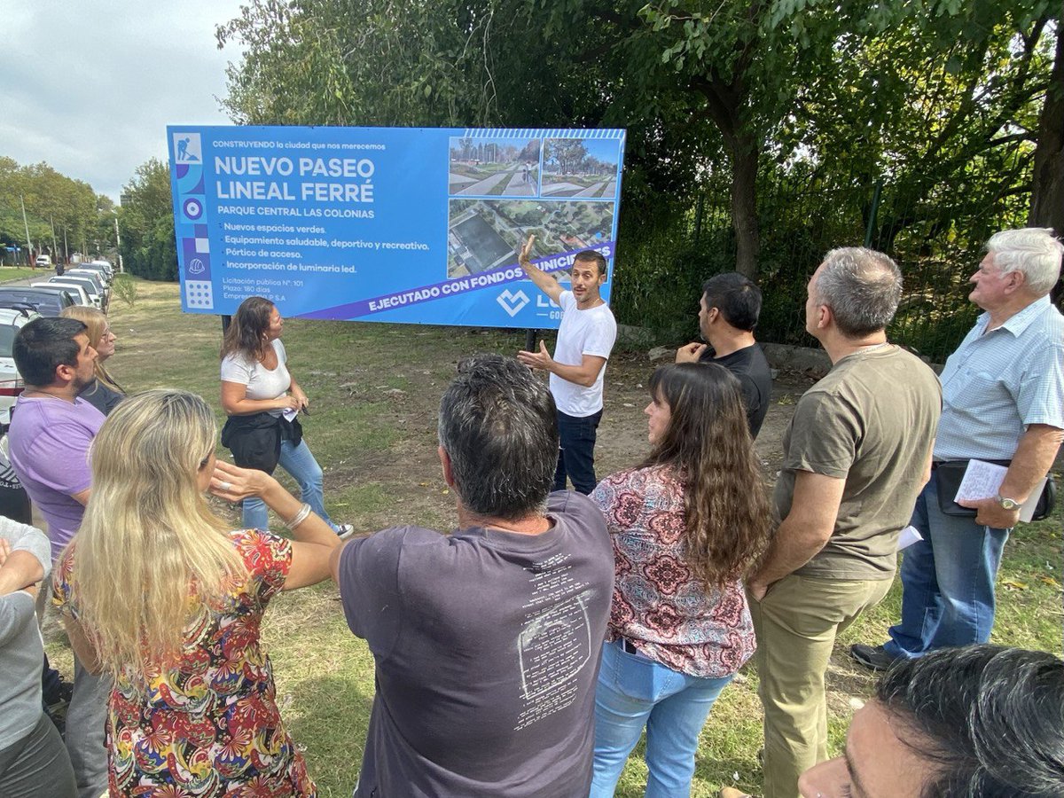 aJulianAlvarez's tweet photo. Nos reunimos con las vecinas y los vecinos de la Union Vecinal Barrio Las Colonias de Remedios de Escalada.

Conversamos con ellos, escuchamos sus necesidades y les contamos las mejoras que estamos llevando adelante en la zona, especialmente con el nuevo Paseo Lineal Ferré y la puesta en marcha del Parque Central Las Colonias.
