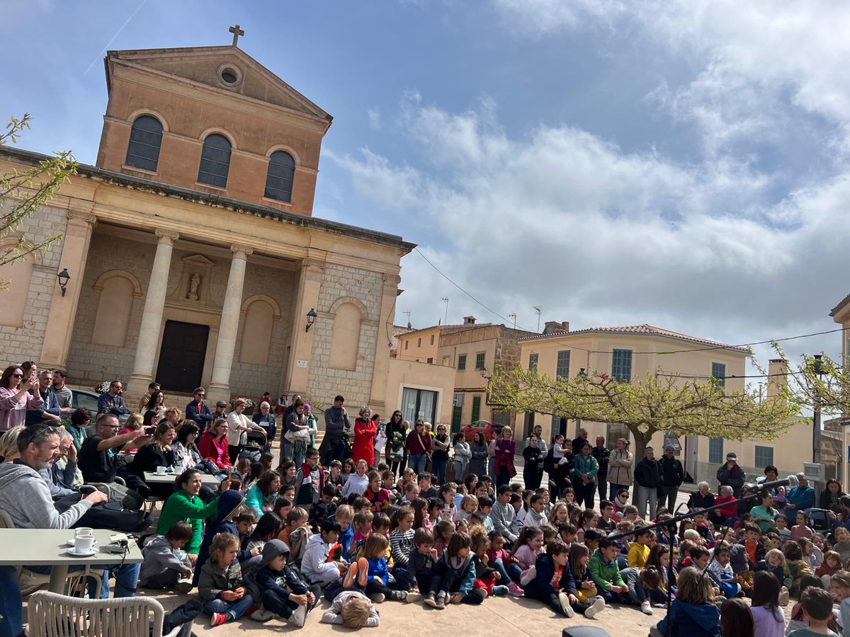 AjFelanitx's tweet photo. 🎶 #Musiqueando2025
👏🏼 Al llarg d'aquesta setmana que arriba a la fi els alumnes de tots els centres escolars del municipi han sortit al carrer a mostrar la seva bona sintonia musical.
#nosimportalamusica https://t.co/A9beDiBo8f