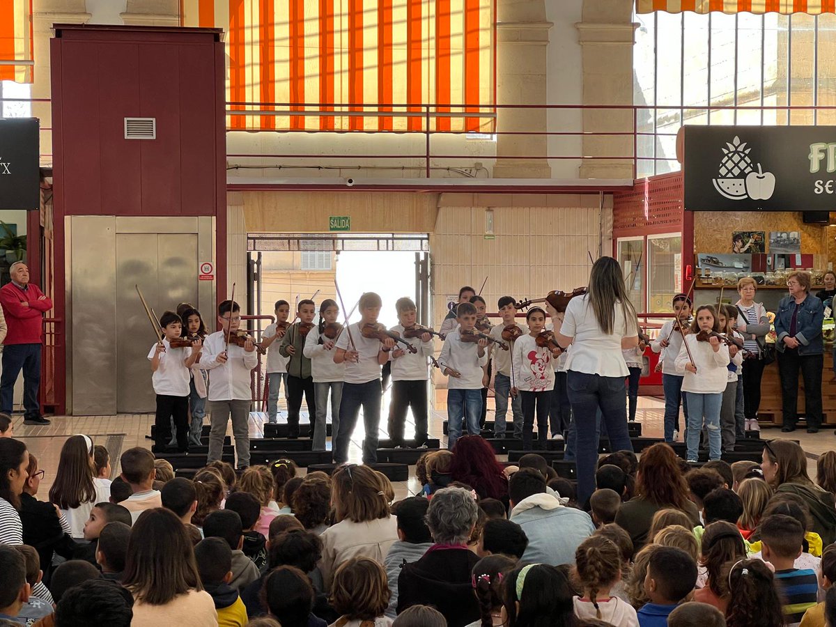 AjFelanitx's tweet photo. 🎶 #Musiqueando2025
👏🏼 Al llarg d'aquesta setmana que arriba a la fi els alumnes de tots els centres escolars del municipi han sortit al carrer a mostrar la seva bona sintonia musical.
#nosimportalamusica https://t.co/A9beDiBo8f