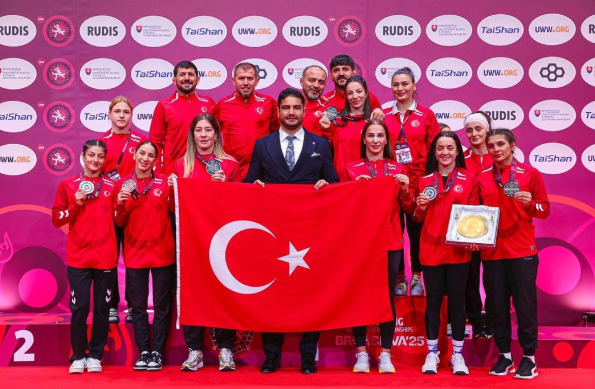 BARTINYEREL's tweet photo. Bartın Üniversitesi (BARÜ) Spor Bilimleri Fakültesi mezunları Evin Demirhan Yavuz, Buse Tosun Çavuşoğlu ve Zeynep Yetgil 2025 Avrupa Güreş Şampiyonasında 1 gümüş 2 bronz madalya kazandı https://t.co/Y9nmXVywbm