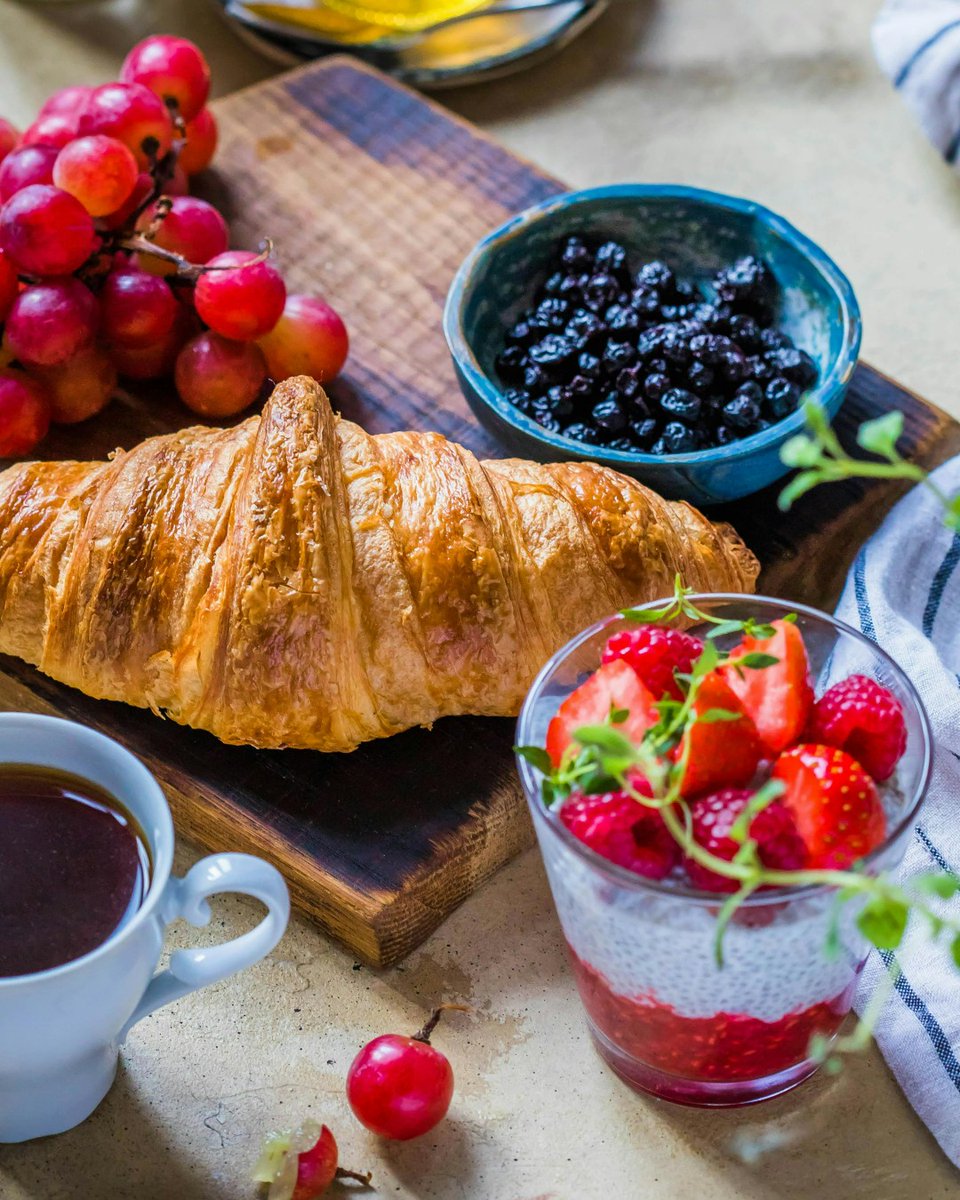 DowntownYonge's tweet photo. It's sweet treat Saturday and we're treating ourselves! 🥐🥯

Whether you're a buttery croissant gal or a donut-lover, every coffee shop at #DowntownYonge has the perfect pick-me-up. 🍩

What’s your favourite sweet treat? https://t.co/fmiarjnDp0
