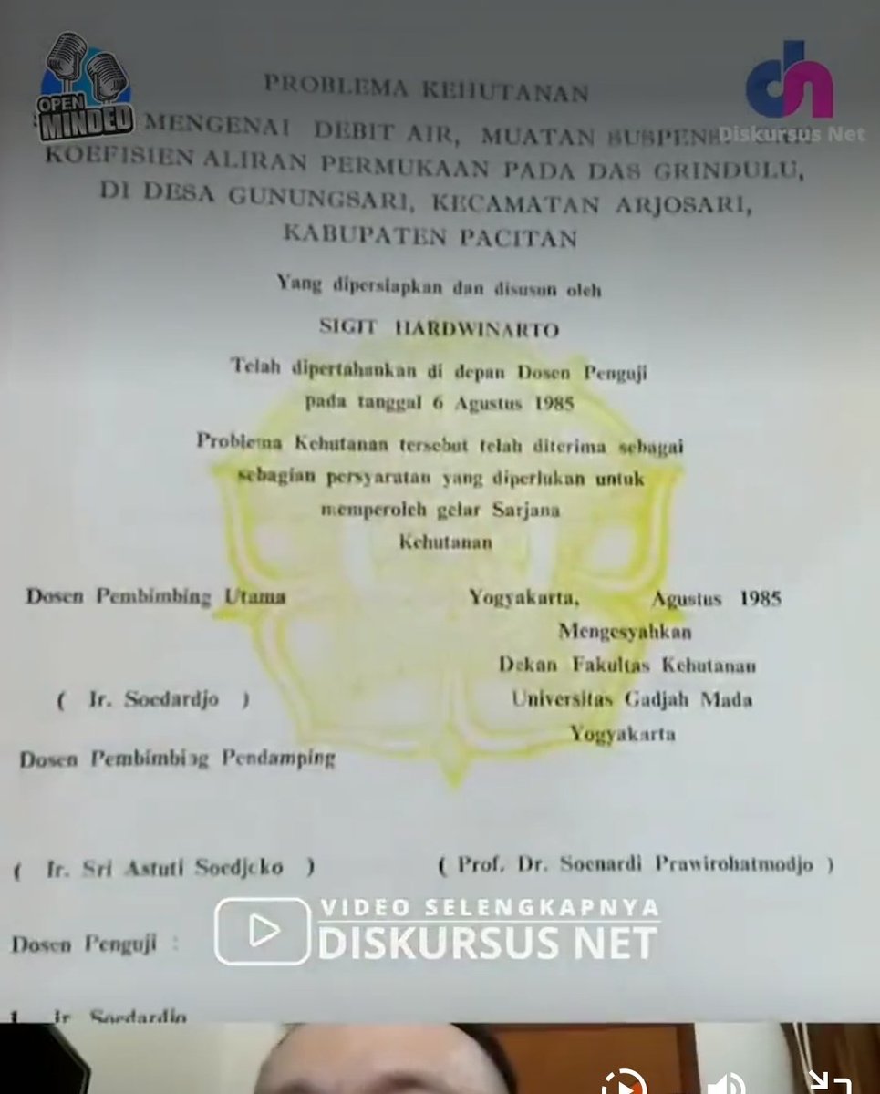 You_D86's tweet photo. @MariaAlkaff_ @SianiparRismon @UGMYogyakarta Ini punya Sigit malah gk ada ttd sma cap pngesahannya. Punya jokowi ada. https://t.co/fJVjqhzoXJ