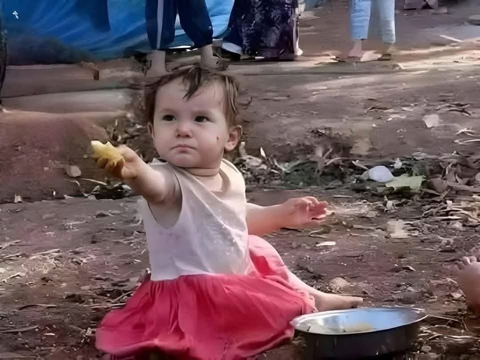 waleed_memes's tweet photo. She offers a journalist food as she's thinking he is also hungry like her 🥹🇵🇸 https://t.co/5JABmPjPlT