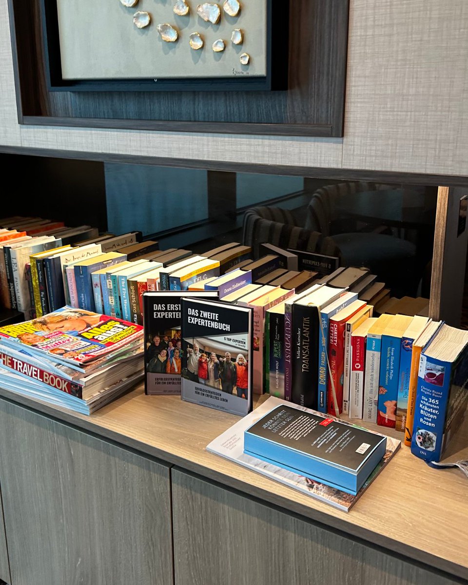 HenningWilts's tweet photo. Unsere Expertenbücher I &amp; II stehen jetzt in der Bibliothek der Viva Enjoy! 📚🚢
Willst du Buch I, II oder das neue Buch III (Subskription)? Kommentiere mit:
👉 Buch I / Buch II / Buch III
Willst du selbst ein Buch schreiben? 2.–4. Mai in Venedig – DM me! 🖋️✨ https://t.co/EQ6LZnaxkc