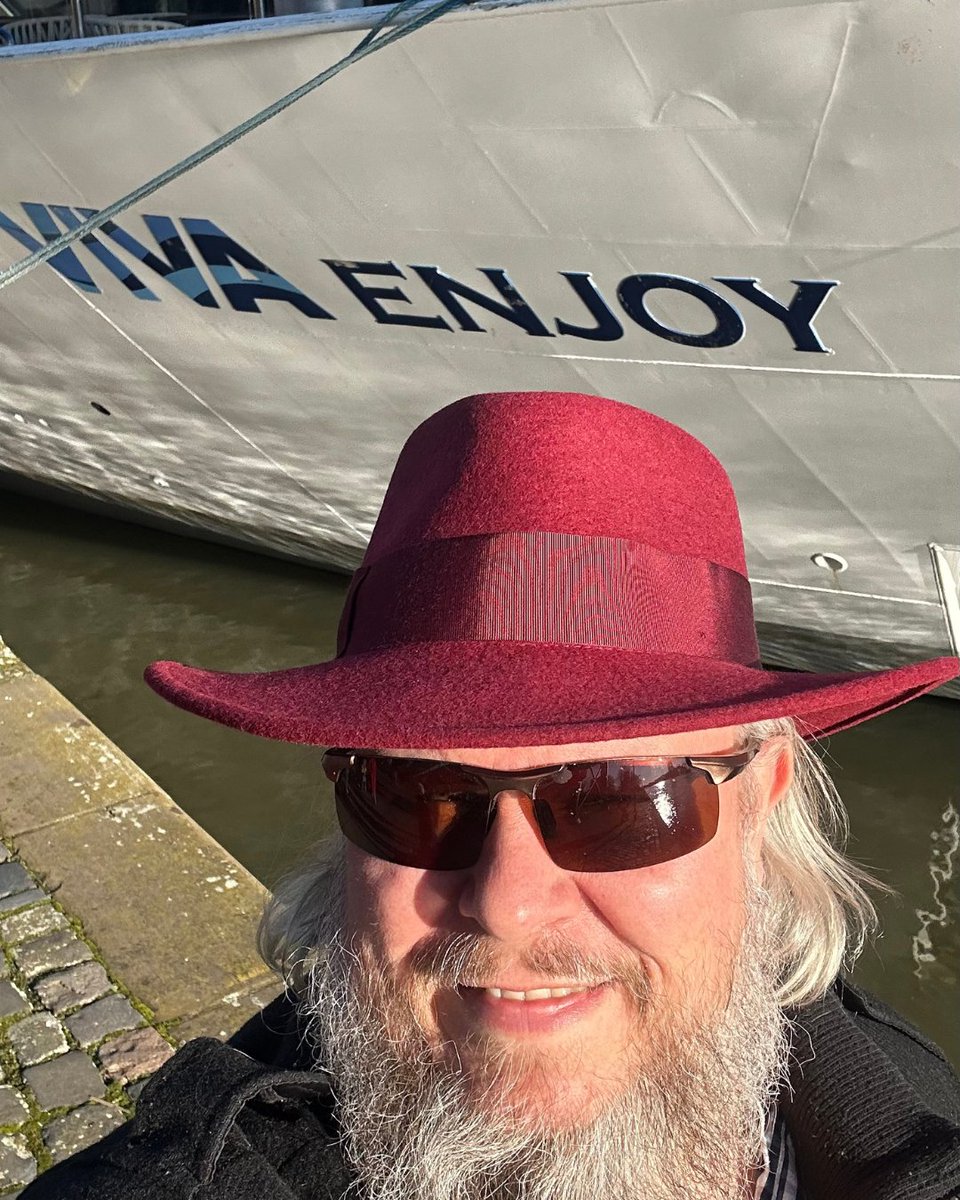 HenningWilts's tweet photo. Unsere Expertenbücher I &amp; II stehen jetzt in der Bibliothek der Viva Enjoy! 📚🚢
Willst du Buch I, II oder das neue Buch III (Subskription)? Kommentiere mit:
👉 Buch I / Buch II / Buch III
Willst du selbst ein Buch schreiben? 2.–4. Mai in Venedig – DM me! 🖋️✨ https://t.co/EQ6LZnaxkc