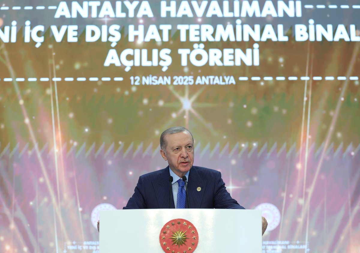 RTErdogan's tweet photo. 927 milyon avro yatırım gerektiren Antalya Havalimanı Genişletme Projesi’ni kamu-özel iş birliği modeli kapsamında devletimizin kasasından tek kuruş çıkmadan gerçekleştirdik.

Herhangi bir yolcu garantisi olmayan projeyle 8 milyar 555 milyon avro da kira geliri elde edeceğiz.    

Yatırımcı şirket, kira bedelinin %25’lik kısmı olan 2 milyar 138 milyon 750 bin avroyu Mart 2022’de peşin ödedi ve bu bedel daha çalışmalar bitmeden devletimizin kasasına girdi.

Böylelikle bu güzide proje, kamu kaynaklarını etkin kullanmanın ve kamu-özel sektör iş birliğinin en başarılı örneklerinden biri oldu.

Bugün hizmete aldığımız yeni terminal binalarımızla artık Antalya Havalimanımız çok daha fazla sayıda yolcuya hizmet verecek, Antalya ise turizm potansiyelini çok daha yüksek bir seviyeye taşıyacaktır.