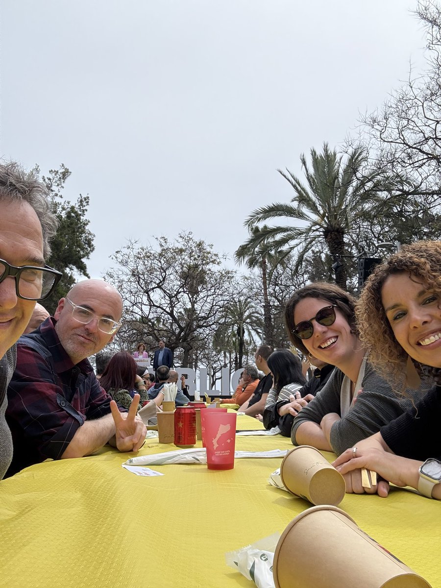 xefrsm's tweet image. Dinar de la #República Avui hem celebrat el Dinar de la República a la Barceloneta. Bon ambient, companyonia i compromís amb la República que volem construir. Gràcies a tothom! @Esquerra_ERC #RepúblicaCatalana #Barceloneta