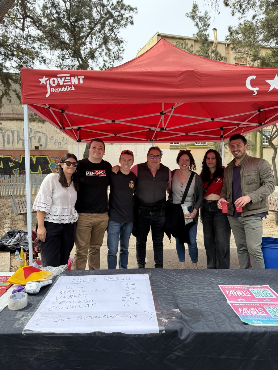 xefrsm's tweet image. Dinar de la #República Avui hem celebrat el Dinar de la República a la Barceloneta. Bon ambient, companyonia i compromís amb la República que volem construir. Gràcies a tothom! @Esquerra_ERC #RepúblicaCatalana #Barceloneta